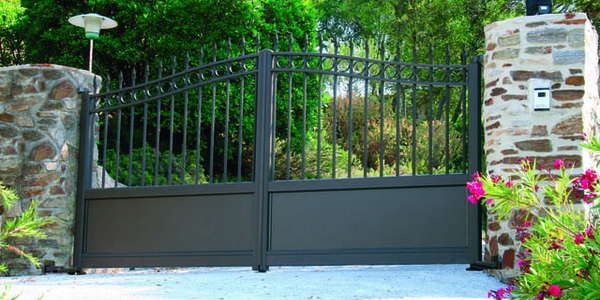Portail aluminium imitation fer forgé. Modèle MONTIA, Collection TRADITION Horizal