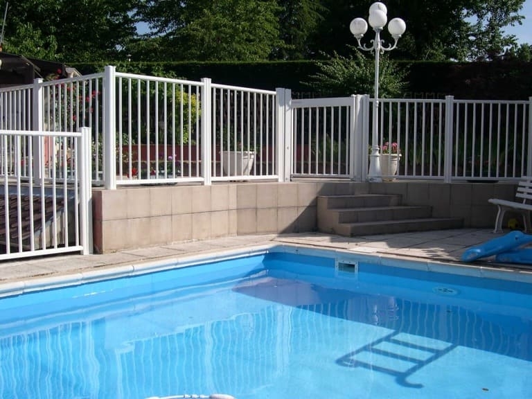 Barrière piscine aluminium Les Portaliers Longjumeau